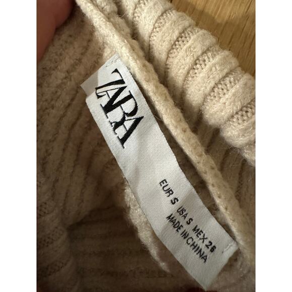 Zara Ribbed Cream & Black Striped
Turtleneck Sweater Small - Picture 3 of 4